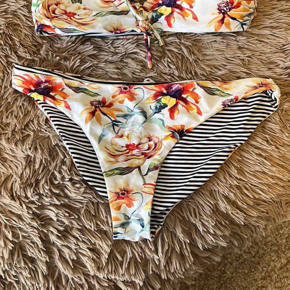 Cupshe reversible bikini set - Picture 2 of 7